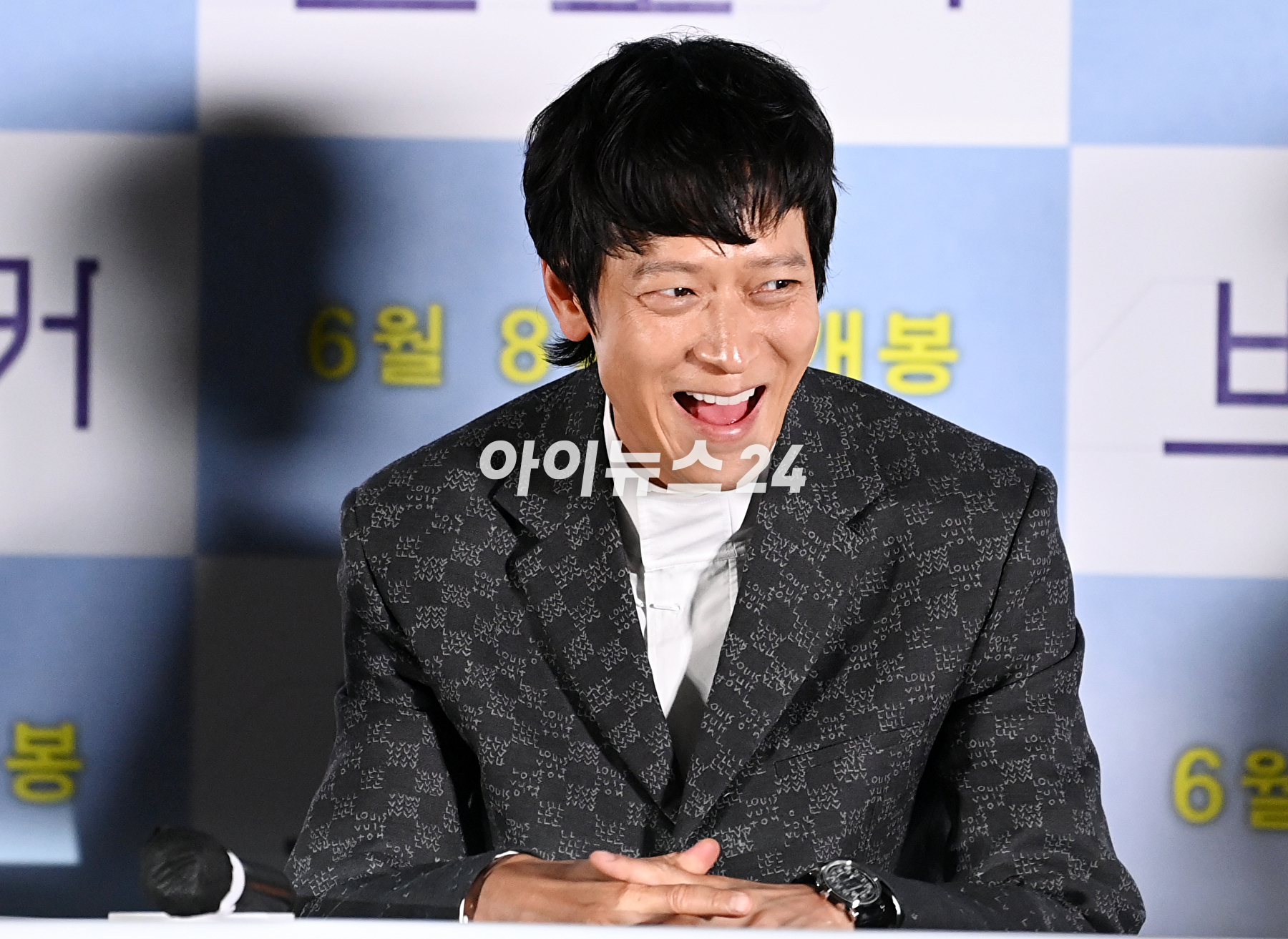 배우 강동원이 31일 서울 CGV 용산아이파크몰에서 열린 영화 '브로커' 언론시사회에서 포즈를 취하고 있다. [사진=김성진 기자]