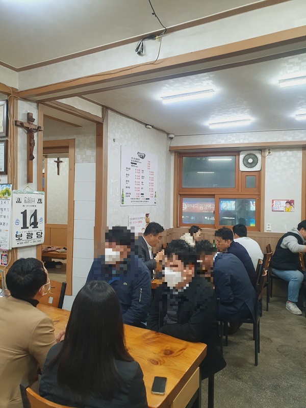 손님이_가득한_완산정_내부