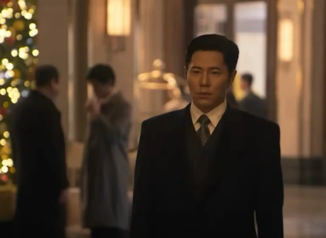 화려한 실내 어두운표정으로 걸어가는 이규형