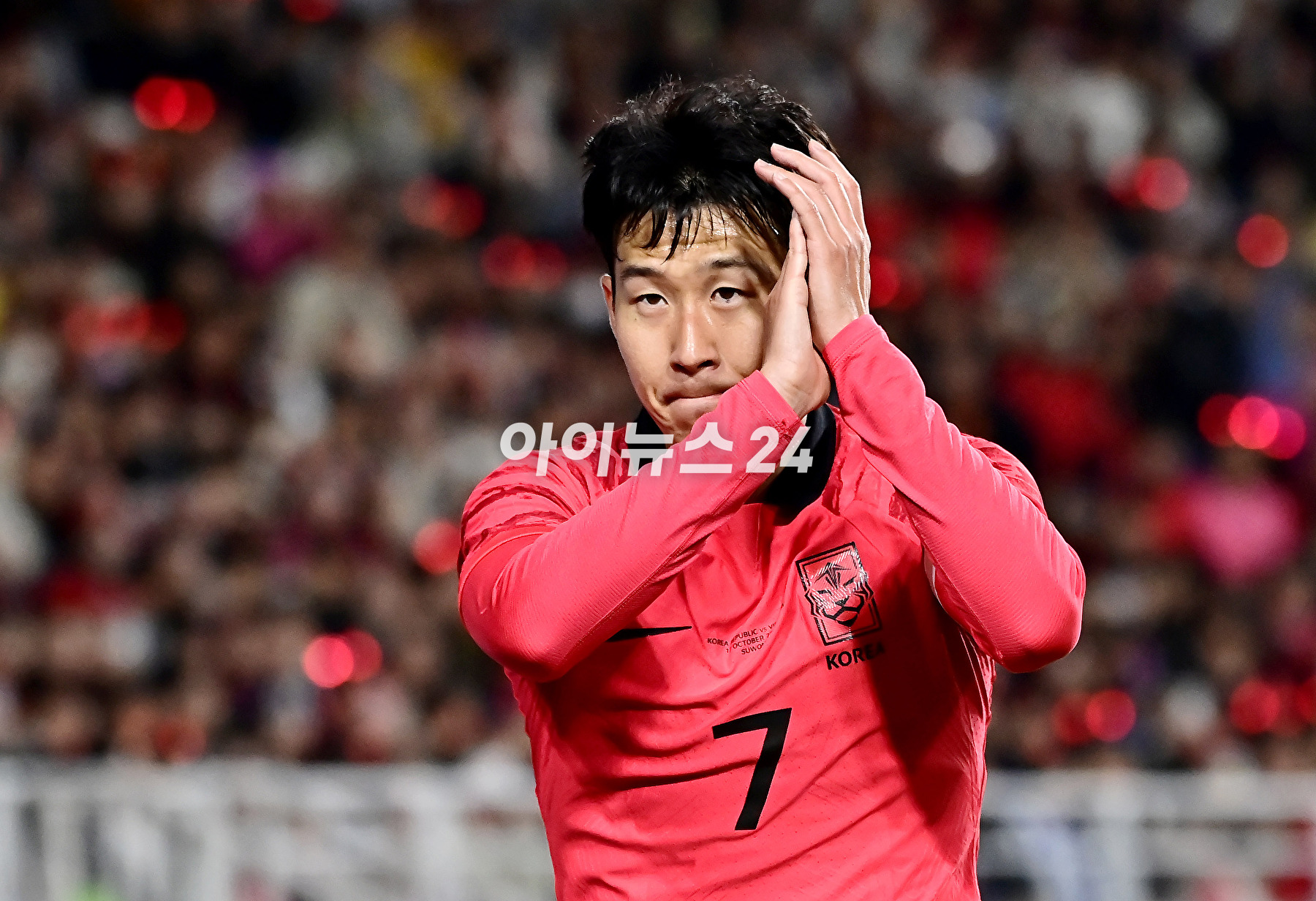 클린스만 감독이 이끄는 한국 축구대표팀은 17일 수원월드컵경기장에서 열린 베트남과 평가전에서 6-0 대승을 거뒀다.손흥민이 팬들에게 인사를 하고 있다. [사진=곽영래 기자]