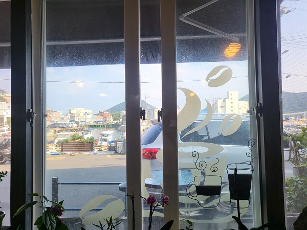 거문도 카페 오후 창가