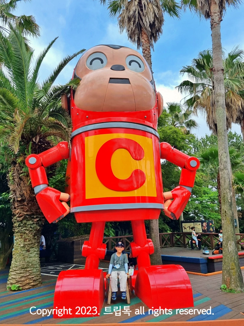 사람보다 훨씬 커다란 빨간 코코몽 모형