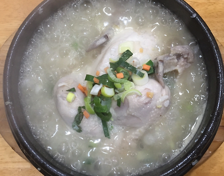 뚝배기 가득한 삼계탕