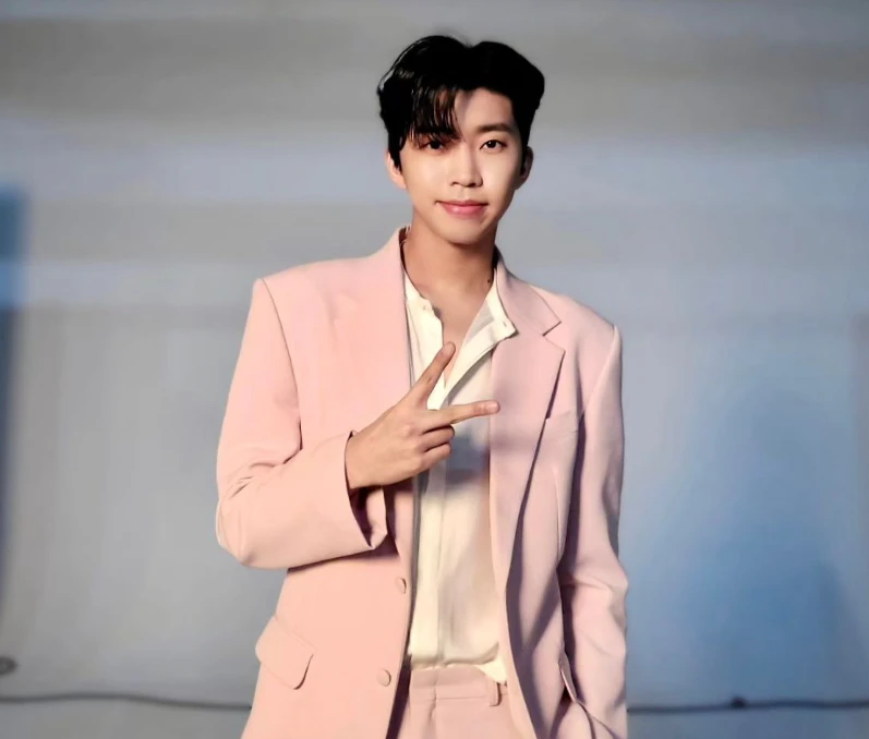 임영웅 손가락 V 모양 하고 사진