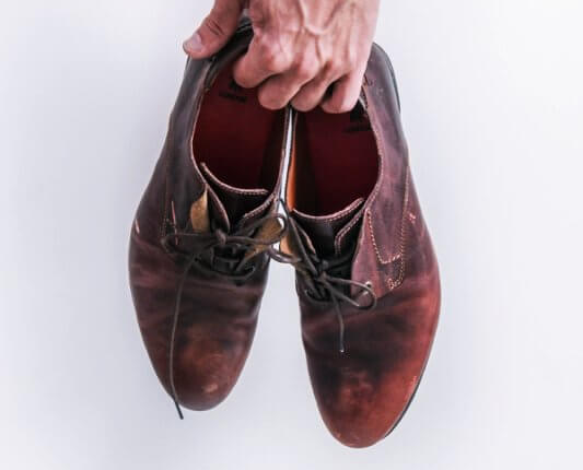 들려있는-구두-두켤레