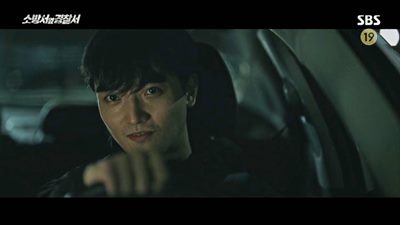 차에 현서를 납치하고 도망치면서 얼굴을 보여주는 범인