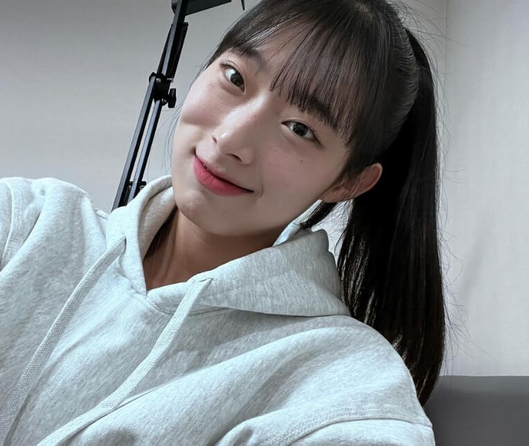후드티를입은-긴머리여성의모습