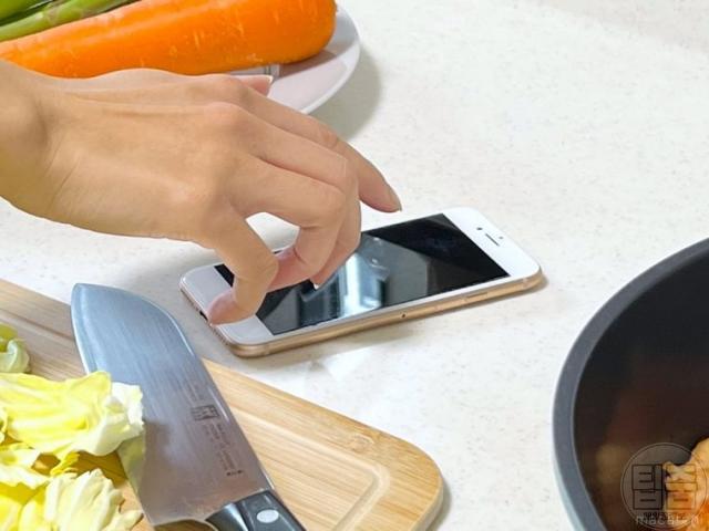 요리 휴대폰 유튜브 레시피 확인