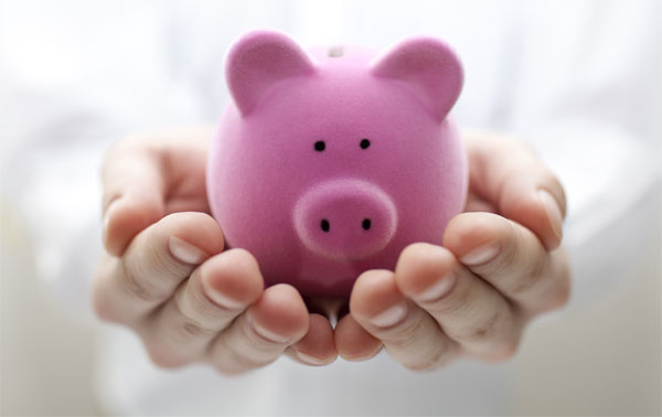 두손으로-분홍색-돼지저금통을-들고있음