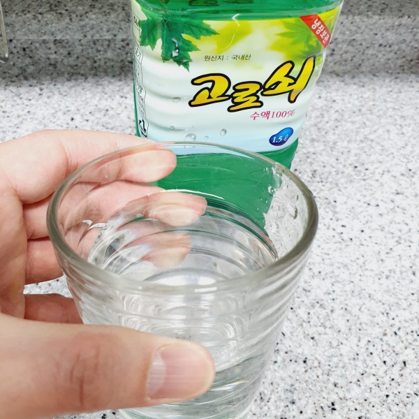 유리컵에-담긴-고로쇠물