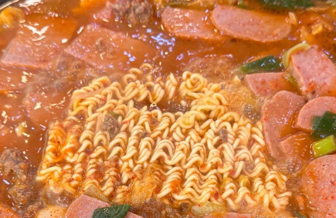 은근히 매콤하고 담백한 부대찌개의 매력