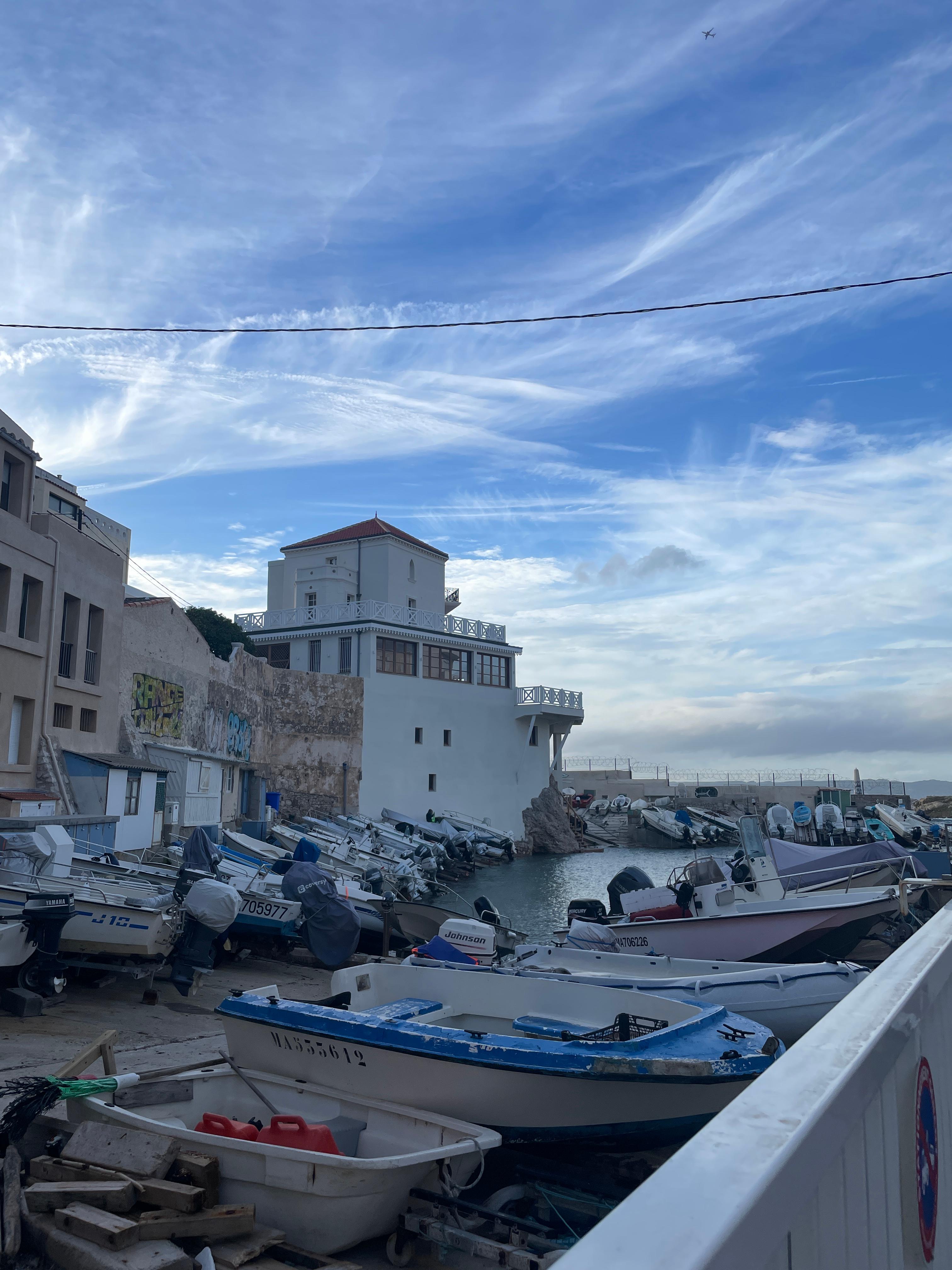 마르세유 바닷가의 파비용 드 라 렌 잔느 건물