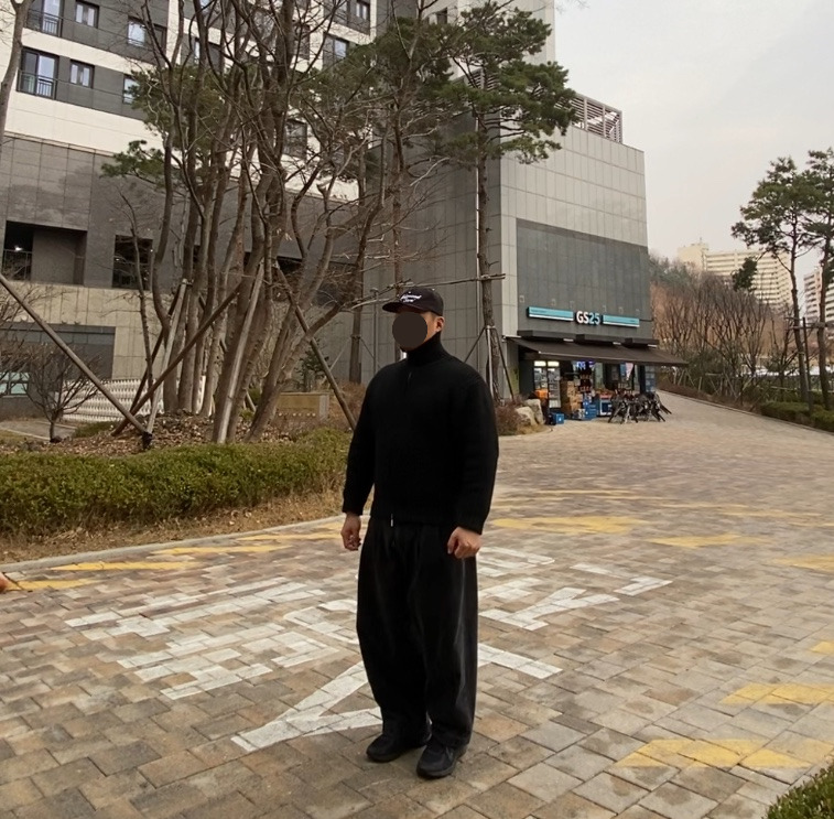 데일리룩('26.3.20.)에페 EEFE 빈티지 할리우드 스타 볼캡, 르마드 에어울 하이넥 사선 집업 니트 블랙 카디건, 무신사스탠다드 와이드 벌룬 팬츠, 아식스 조그 100 블랙