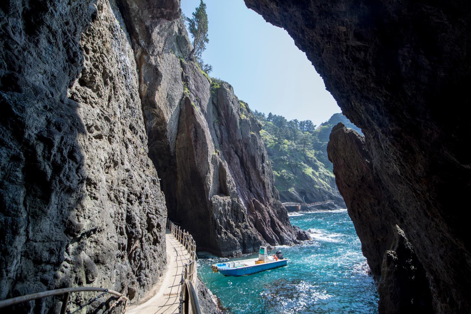 행남 해안산책로 에메랄드빛 바다 위를 걷는 기적