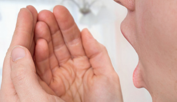 손을별려-입냅새를-맡는-여성