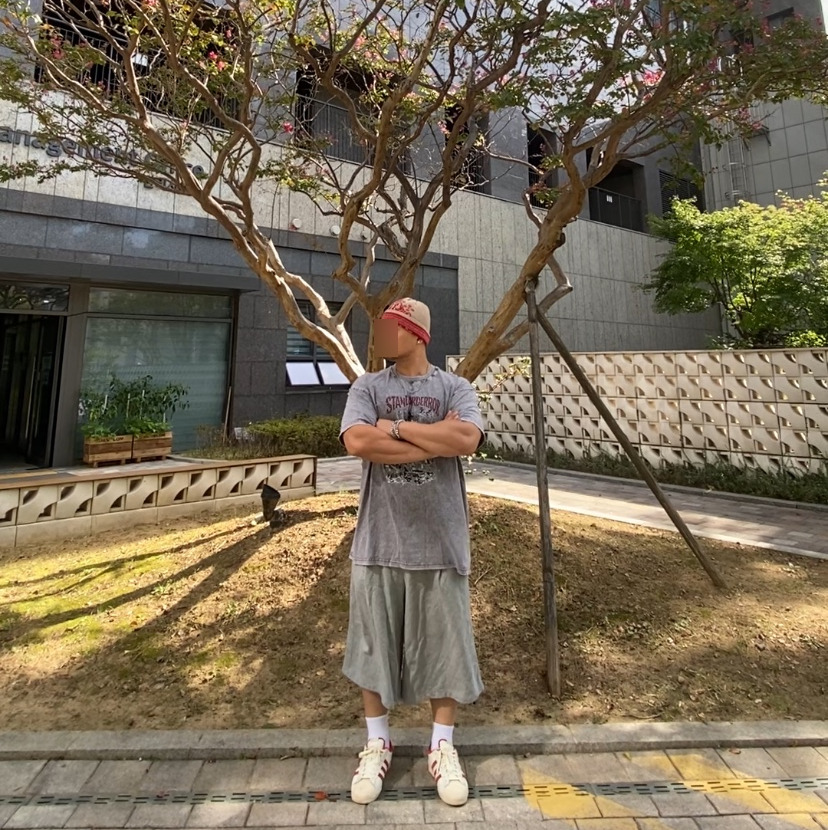 데일리룩('26. 9. 20.)오가프 노르딕패턴 자카드 울 니트 비니, 스탠다드에러 피그먼트 티셔츠, 무신사스탠다드 와이드 버뮤다 팬츠, 갓디스 삭스, 아디다스 슈퍼스타 82레드