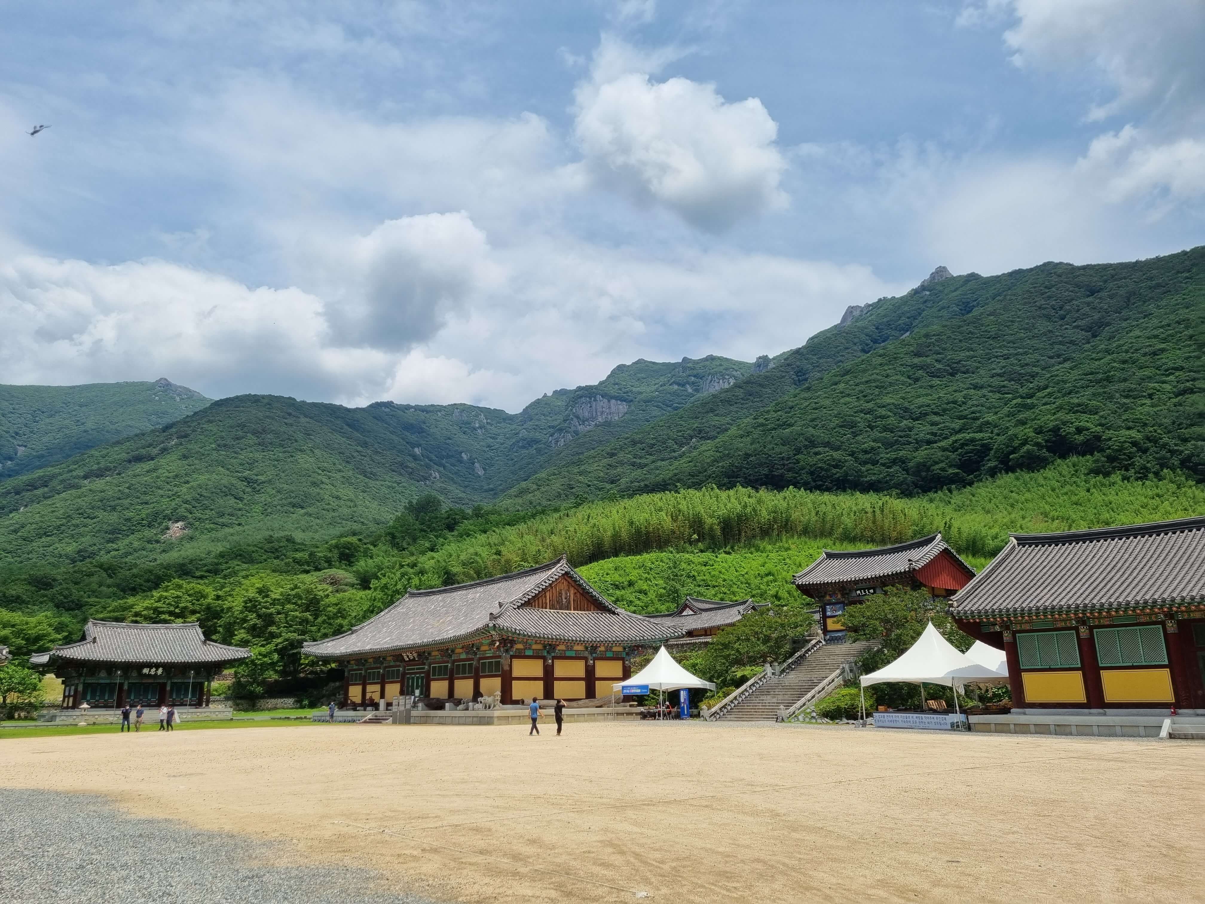 표충사-절-모습