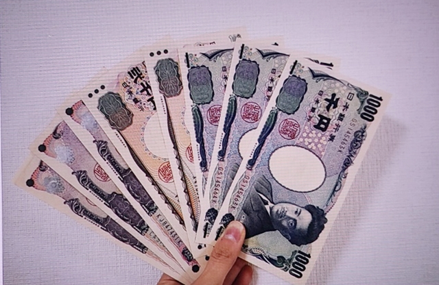 손으로 들고있는 여러장의 엔화