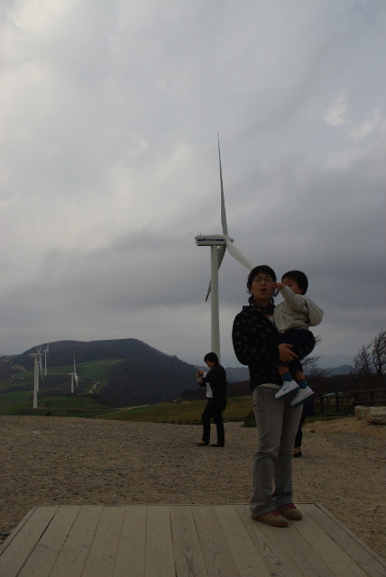 풍력발전기를 배경으로 엄마와 아기