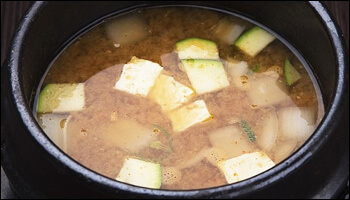 두부와 애호박이 들어간 된장찌개
