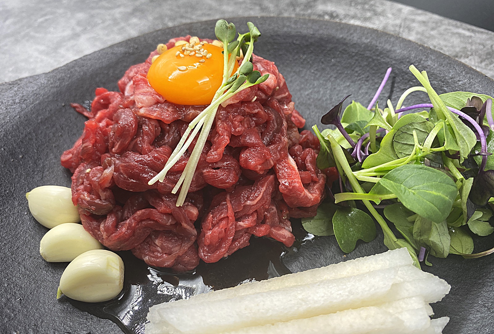 육회 한 접시 측면에서