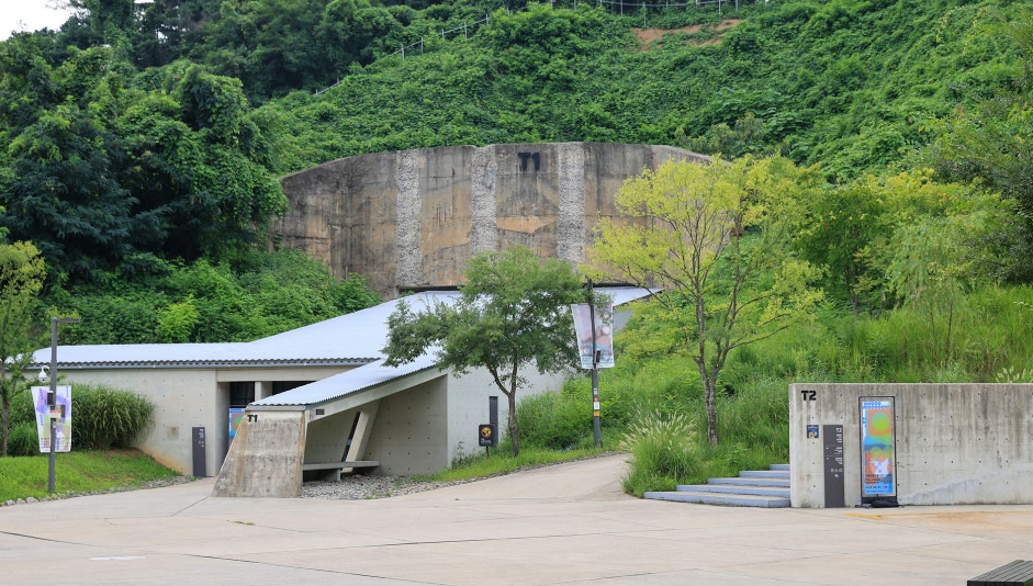 T1구역과 T2구역 건물 외관 사진