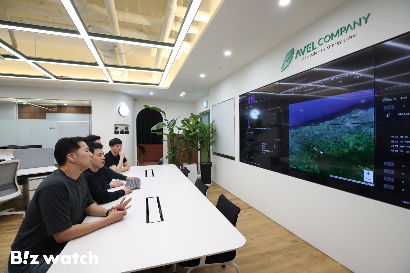 LG에너지솔루션 AVEL 임직원들이 제주도 사무실에서 재생에너지 발전량 예측 모니터링을 하고 있다./사진=LG에너지솔루션