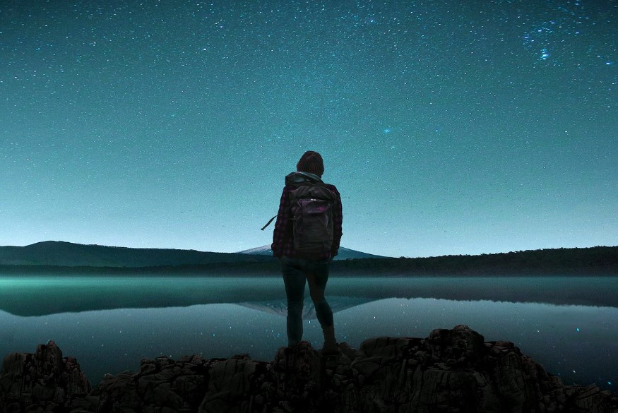 별이 쏟아지는 밤하늘 호수 배낭 여행자