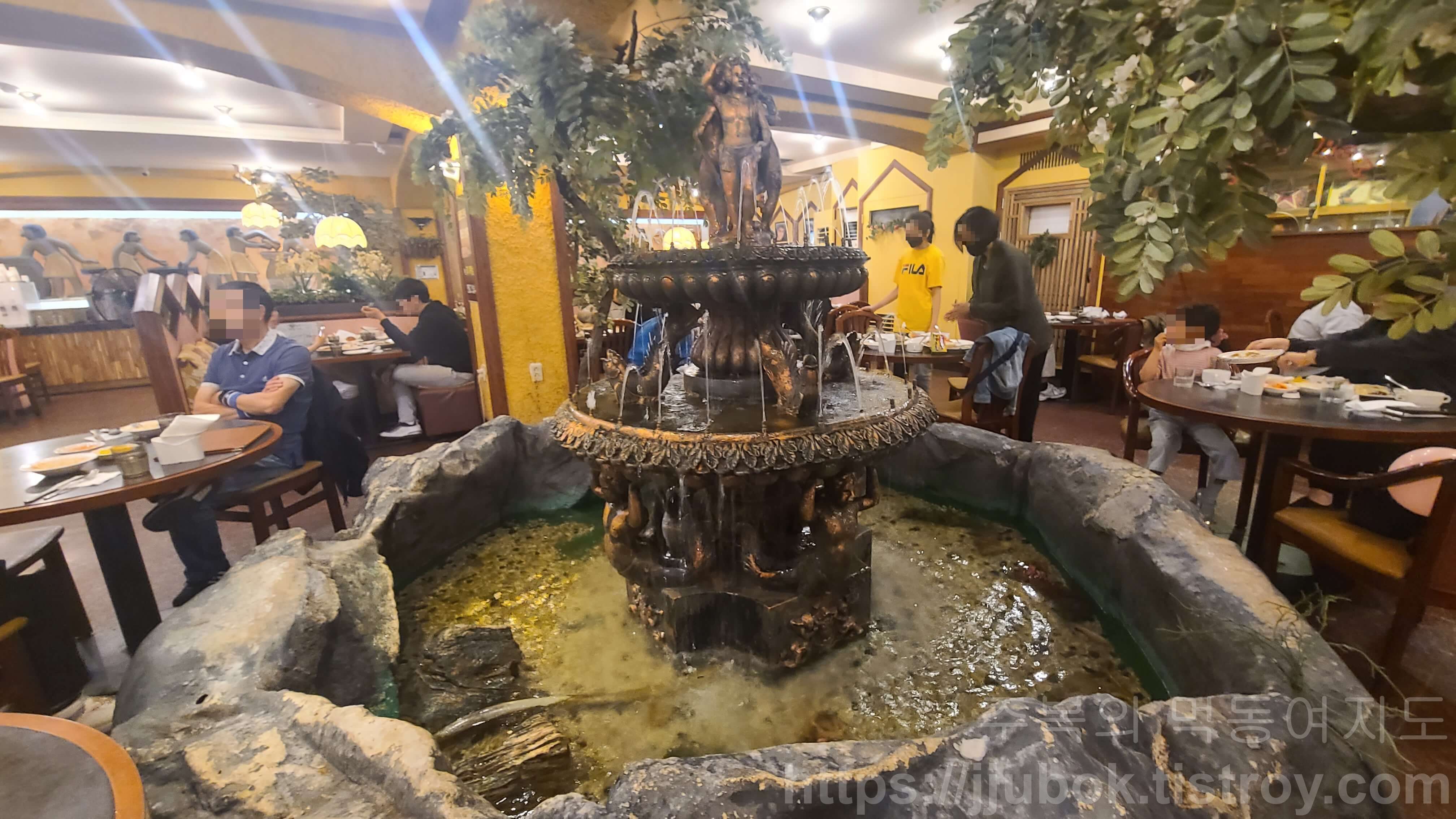 잉글랜드-왕돈까스-내부-분수