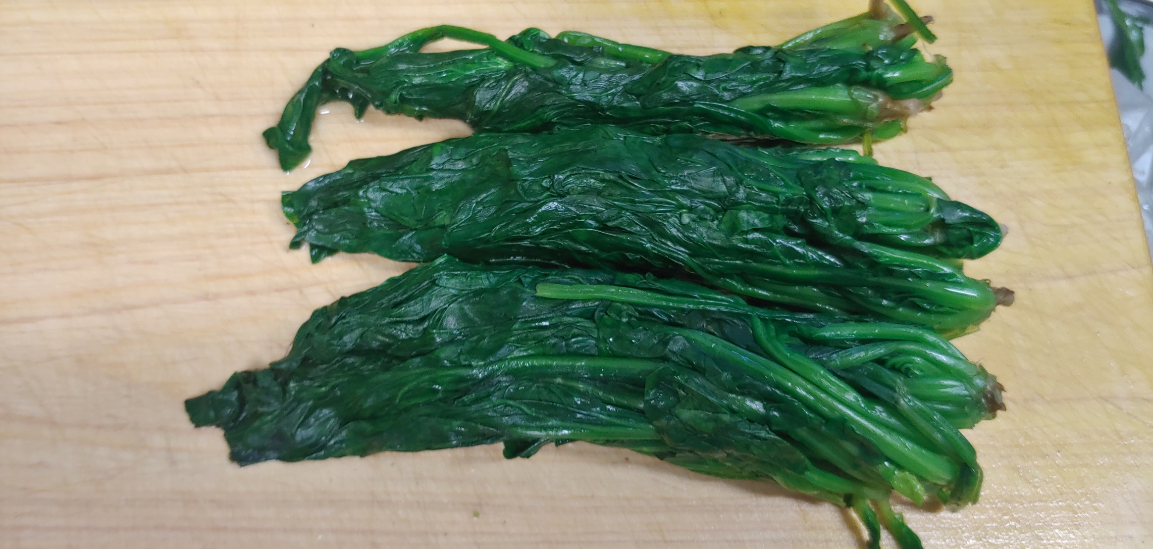 시금치를 데치고 나면 이렇게 쪼그라드는데&#44; 일렬로 정렬하고 뿌리쪽을 잘라주시면 다듬기 편해집니다.