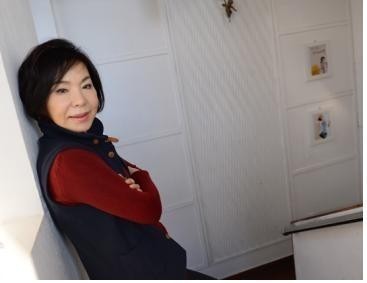 최진희 벽에 기댄 사진