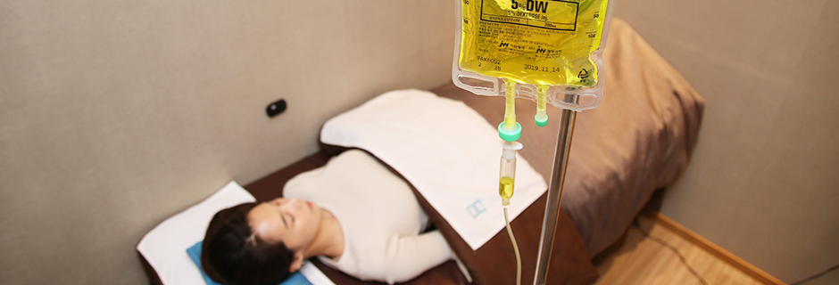 링거를 맞으며 휴식을 취하는 사람