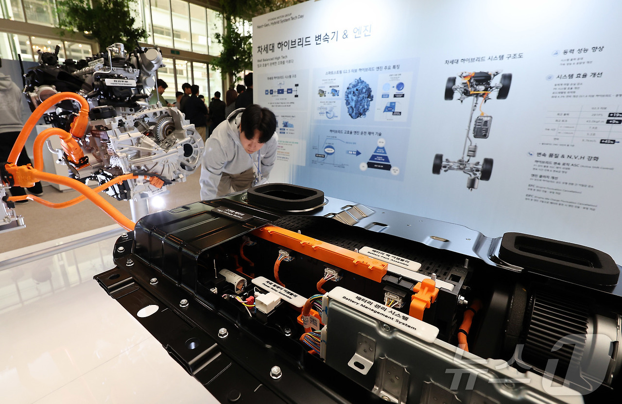 (서울=뉴스1) 박지혜 기자 = 지난 9일 서울 중구 크레스트72에서 열린 현대차그룹 차세대 하이브리드 시스템 테크 데이에서 차세대 하이브리드 시스템이 공개되고 있다. 2025.4.20/뉴스1