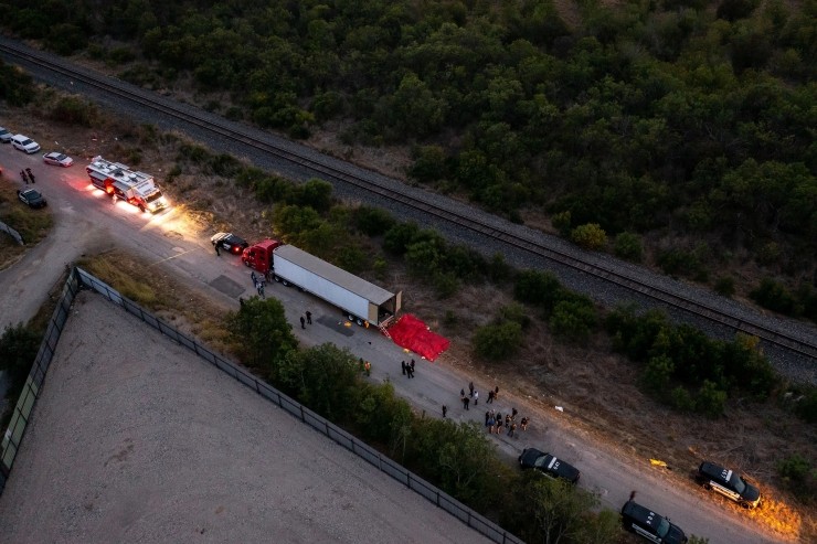 바이든의 실정...또 멕시코 국경 불법 이민 대량 사망사고 발생 VIDEO: Death Toll in San Antonio Migrant Smuggling Tragedy Climbs to 51. Here&rsquo;s What to Know