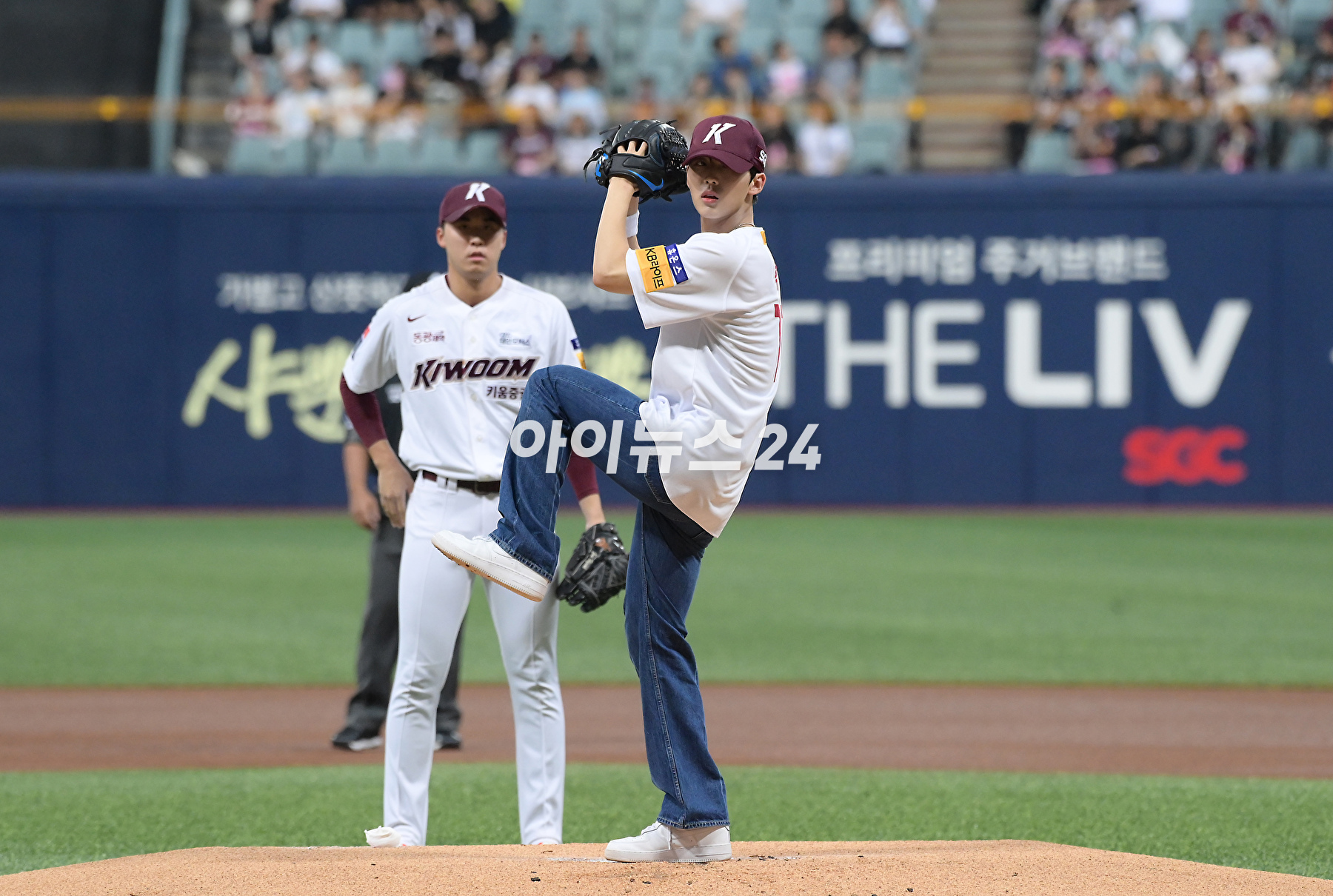 5일 오후 서울 고척스카이돔에서 열린 2023 KBO리그 NC 대 키움 경기에서 그룹 TNX(더뉴식스) 은휘가 시구를 선보이고 있다. [사진=정소희 기자]