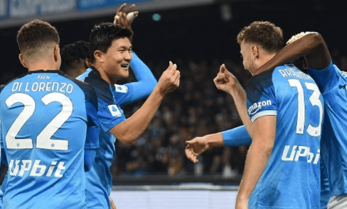 다른 선수들과 손가락 하트를 만들고 있는 김민재 선수