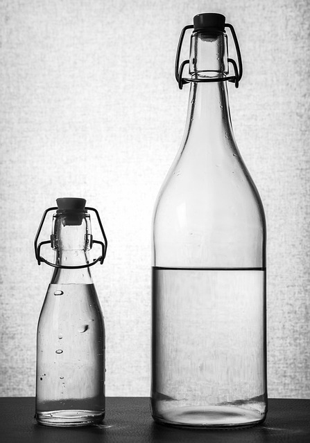 유리병에 담긴 물의 이미지