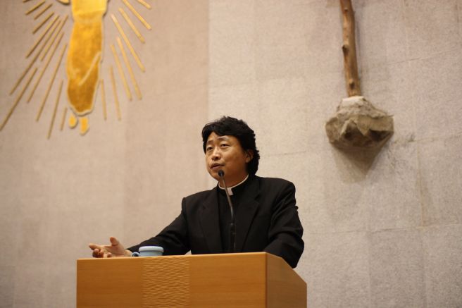 김용태 신부는 사회적 약자와 불평등 문제에 지속적으로 관심을 가지고 목소리를 내왔습니다. 특히 사회복음화국과 정의평화위원회에서 활동하며 교회의 사회적 책임을 강조해왔습니다.