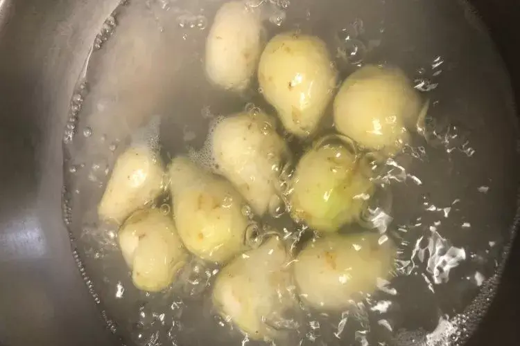 쌀뜨물에-껍질을-깐 -토란을-삶는-모습