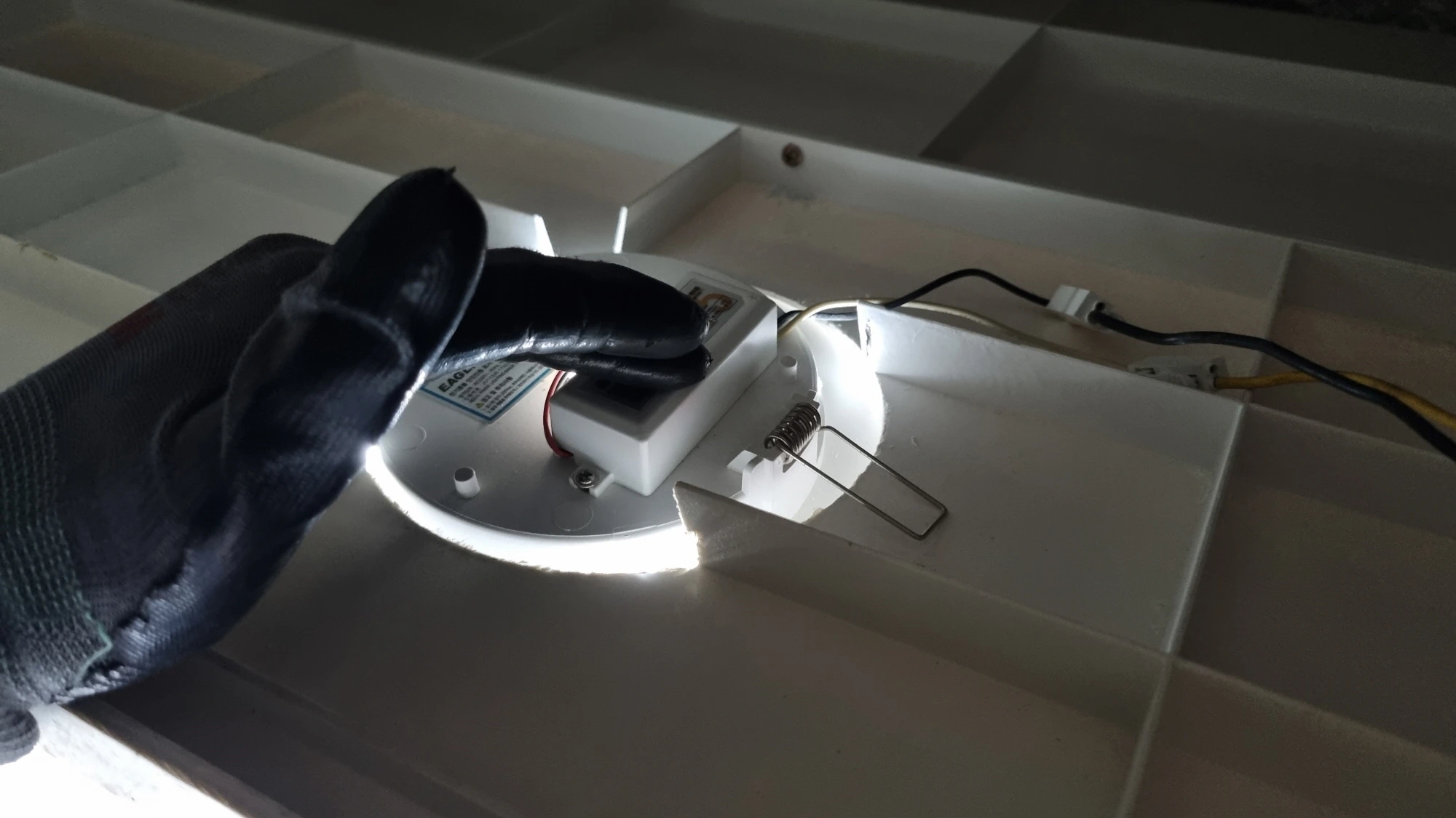 천장 매립형 LED 전등 구조