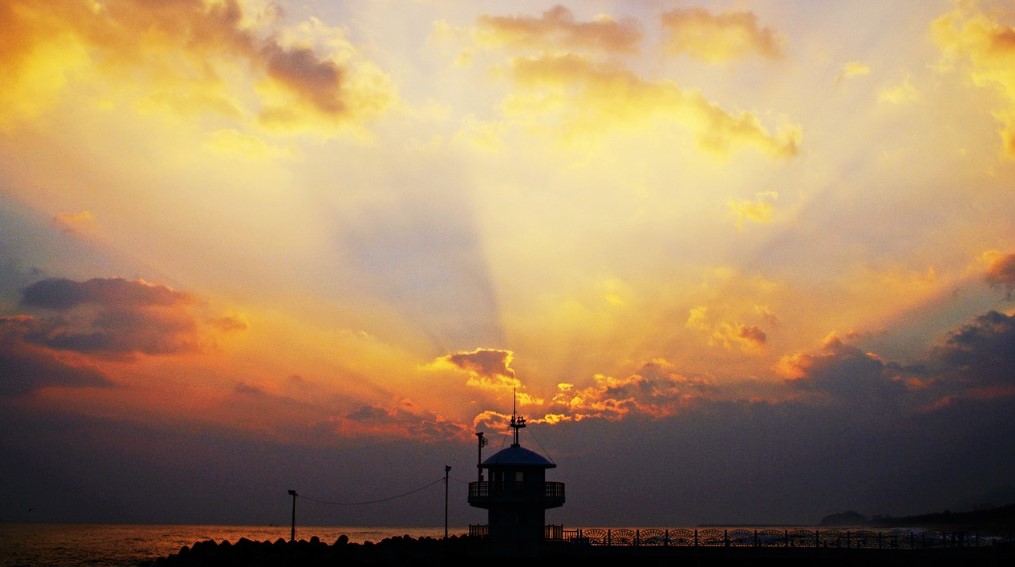 경포해수욕장의 등대에서 바라보는 해돋이 사진