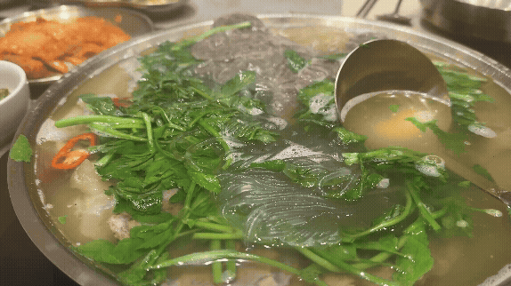 미금역 옥된장 수육전골, 미나리와 소고기가 듬뿍 들어가 보글보글 끓는 모습