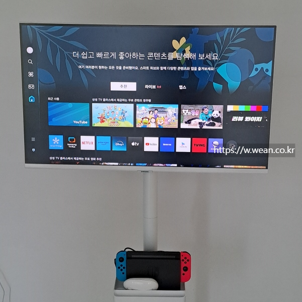 모니터 화면에 OTT 서비스가 표시되어 있습니다.