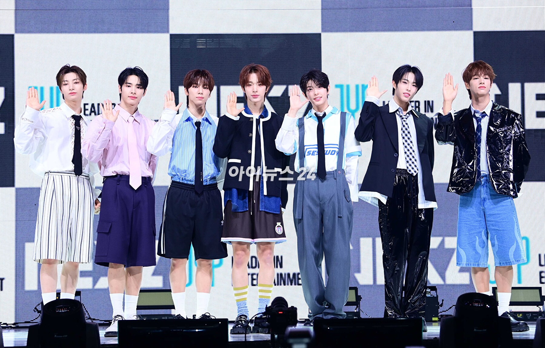 그룹 넥스지가 20일 오후 서울 광진구 광장동 예스24라이브홀에서 열린 JYP 신인 보이그룹 NEXZ(넥스지) 데뷔 싱글 'Ride the Vibe'(라이드 더 바이브) 프레스 쇼케이스에 참석하고 있다. [사진=정소희 기자]