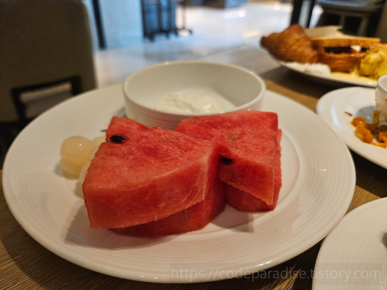 ํธํ
์ฌ์ง