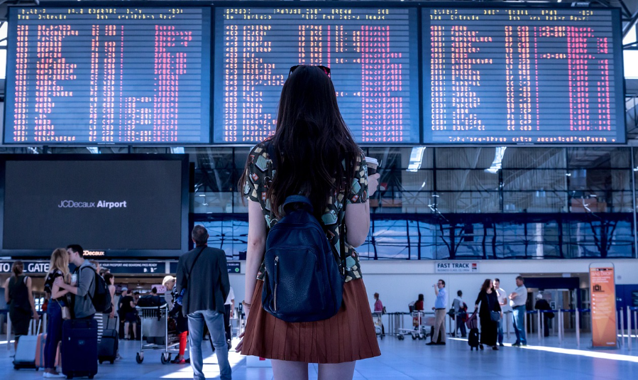 여성 혼자 떠나는 여행 사진