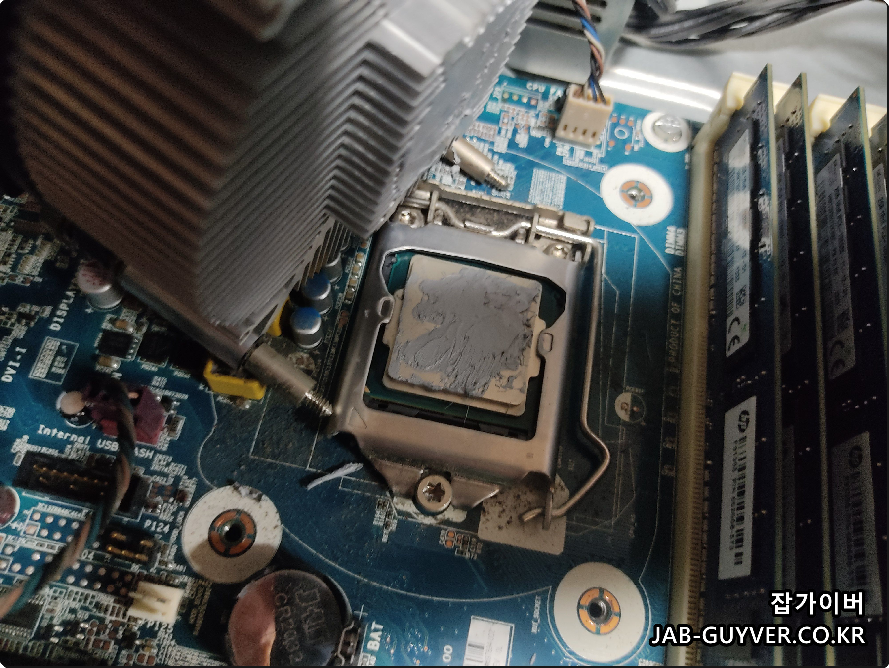 노트북 CPU 쿨러와 써멀구리스 재도포로 발열을 낮추는 예시
