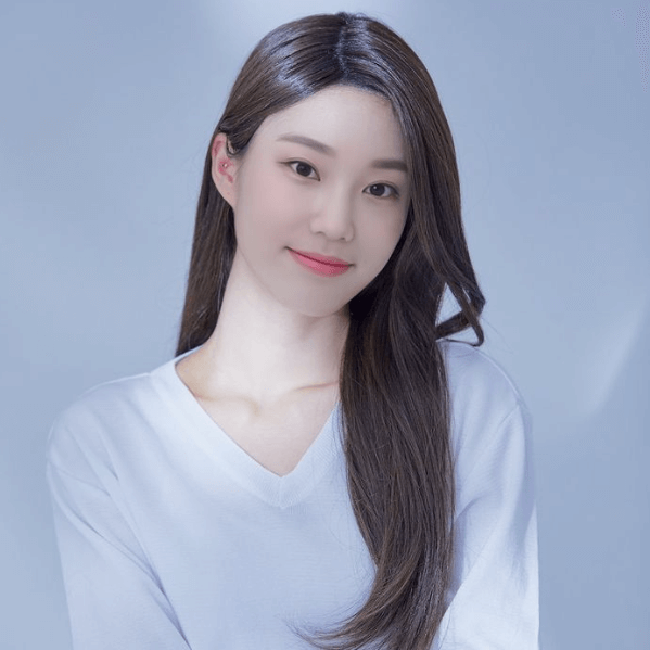 실제와-같은-얼굴을-한-가상-뮤지션-루이의-미소