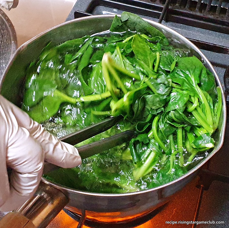시금치나물 무침을 하기 위해서 시금치를 끓는 물에서 휘휘 둘러주는 사진