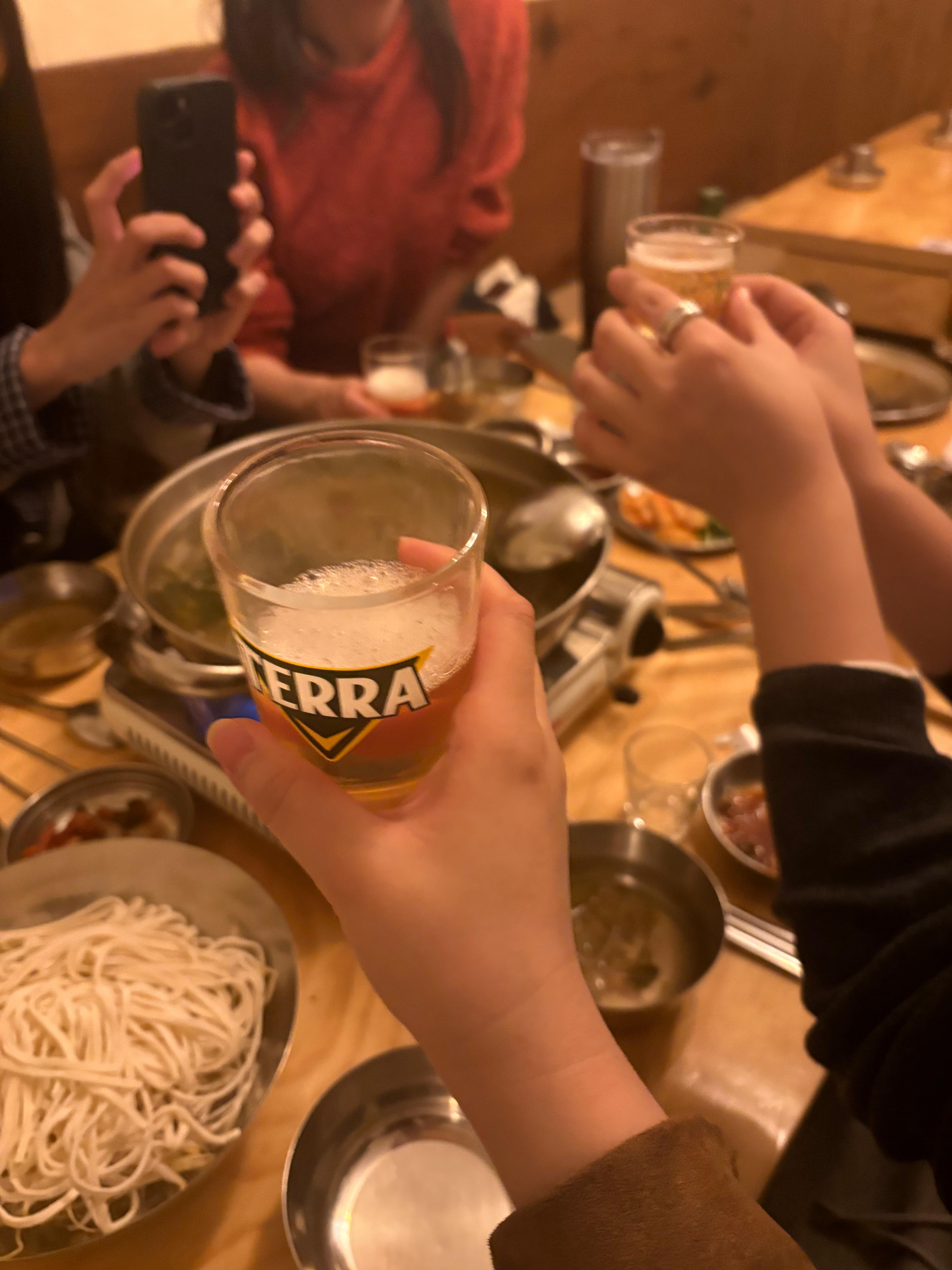 힙지로의 낭만과 온기: 대동옥부터 을지로베로나, 청계천까지 이어지는 완벽 데이트 코스